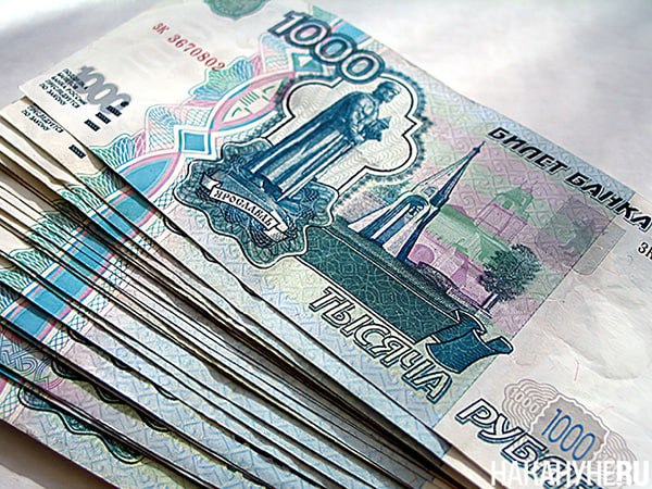 Разрыв между средними зарплатами в субъектах РФ достиг рекордных 182 тысяч рублей В апреле текущего года разрыв между максимальной и минимальной средней зарплатой в субъектах России достиг 182 тыс. руб. Это рекордный показатель. Таковы данные Росстата. За год разрыв увеличился на 23%. Больше всего платят на Чукотке — 223 тыс. руб. Наименьший показатель в Ингушетии — в среднем 41 тыс. руб. Средняя зарплата по стране составляет 97 тыс. — на 16% больше, чем в 2024 году. Среди лидеров по зарплатам также Ямало-Ненецкий и Ненецкий автономные округа, Москва и Магаданская область от 145 тыс. до 185 тыс. руб. . Последние позиции помимо Ингушетии занимают Чечня, Дагестан, Кабардино-Балкария и Осетия 44–51 тыс. . По словам экономистов, разница почти в шесть раз объясняется тем, что в промышленных регионах выше занятость и доходы. А в южных субъектах, где преобладает сельское хозяйство и торговля, выше безработица, деятельность носит сезонный характер, а стабильных рабочих мест меньше. Также в районах Крайнего Севера и Сибири зарплаты увеличиваются за счет районных коэффициентов и надбавок.