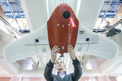 Российские «Гонец» и «Геоскан» запустят экспериментальные спутники связи Российские компании «Гонец» и «Геоскан» летом планируют запустить экспериментальные спутники связи «Геоскан-4» и «Геоскан-5» для интернета вещей. Об этом в Telegram сообщает госкорпорация «Роскосмос». «С помощью этих аппаратов специалисты будут тестировать технологии пакетной передачи данных, которая широко используется в системах удаленного мониторинга, персональных коммуникациях и сфере IoT», — заявили там. В марте госкорпорация сообщила, что российская компания «Гонец» создала спутниковый модем для беспилотных летательных аппаратов. В феврале заместитель министра транспорта России Дмитрий Баканов, ранее возглавлявший «Гонец», был назначен президентом России Владимиром Путиным новым гендиректором «Роскосмоса».