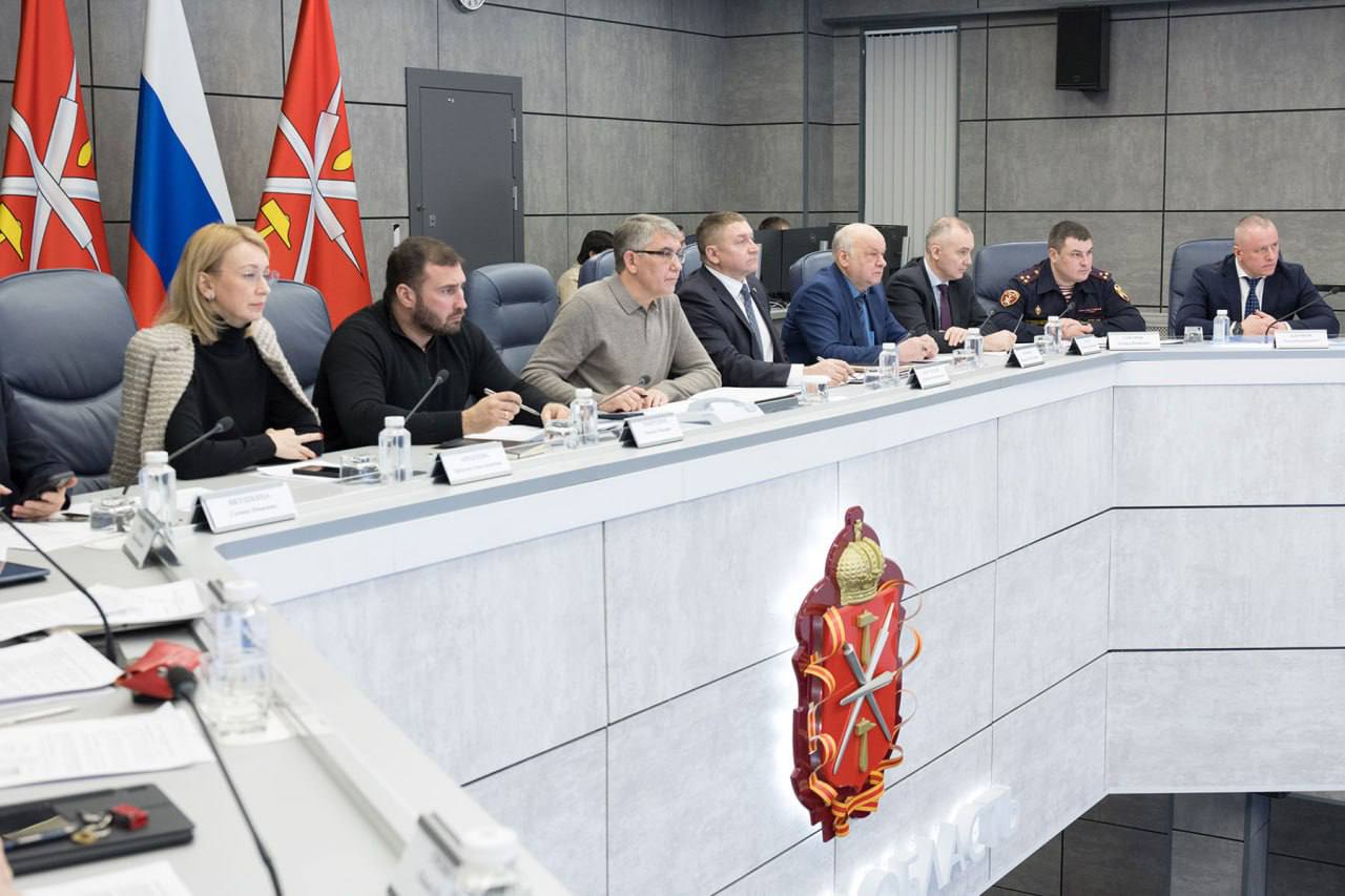 Режим повышенной готовности Губернатор Дмитрий Миляев провел совещание по оперативной обстановке в регионе   В настоящий момент Поручено в кратчайшие сроки устранить последствия атаки БПЛА На особом контроле содержание дорог Системы ЖКХ работают стабильно нарушений нет Дмитрий Миляев поручил главам администраций контролировать уборку снега и работу транспорта В регионе продолжается зимняя оздоровительная кампания для 930 детей Праздничные мероприятия в регионе продолжаются В проект Музейная зима в Туле входит 500 мероприятий во всех муниципалитетах Оперативная обстановка находится под контролем