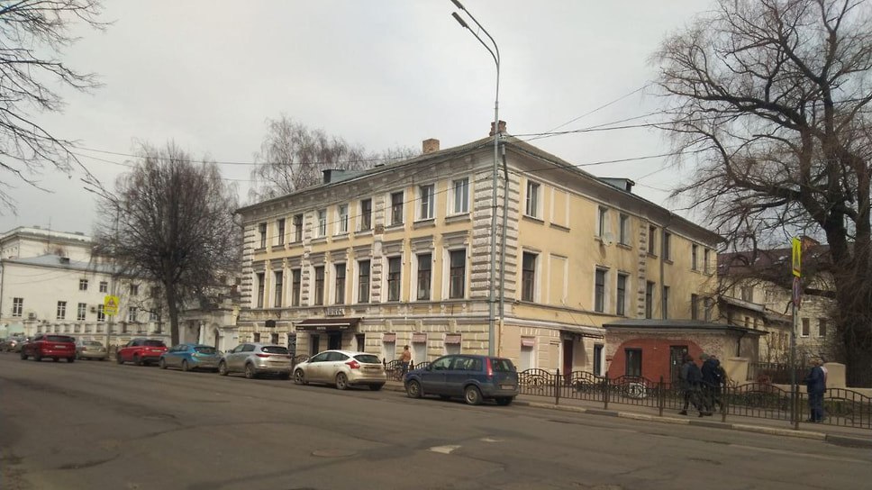 Кировский районный суд Ярославля запретил проводить ремонтные работы в доме Супонева на улице Советской, 8. Здание признано объектом культурного наследия регионального значения. Прокуратура выявила, что на цокольном этаже велись строительные работы без разрешительных документов. Часть капитальной стены была демонтирована, кирпичная кладка заменена. Бизнесмен, организовавший ремонт, оштрафован на 20 тыс. руб. по статье 7.14 КоАП РФ. Фото: Прокуратура Ярославской области Еще больше новостей — в Telegram-канале «Ъ-Ярославль»
