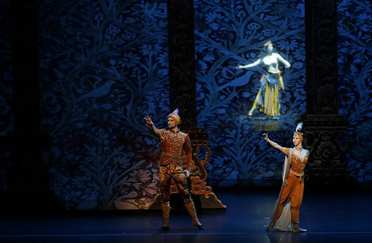 Впервые ведущие танцовщики Мариинского и Большого театров вместе выступят во Владивостоке С 11 по 14 декабря на Приморской сцене Мариинского театра во Владивостоке состоятся выступления ведущих солистов Большого и Мариинского театров в яркой программе балетной части X Международного Дальневосточного фестиваля Мариинский Для солистов Большого театра это первый визит на Приморскую сцену Мариинского театра Балетная программа фестиваля откроется 11 декабря грандиозным гала концертом продолжающим череду памятных событий к 100 летию со дня рождения Майи Плисецкой 12 декабря зрители увидят Кармен сюиту в исполнении Екатерины Кондауровой Никиты Корнеева и Константина Зверева Екатерина Крысанова и Владислав Лантратов представят номер Колокола на музыку Рахманинова который во Владивостоке будет показан только в этот вечер В гала концерте также примут участие Рената Шакирова Игорь Цвирко Мария Ильюшкина Мария Виноградова Константин Зверев Марк Чино Эван Капитен Елена Евсеева и Рома Гуделев 13 декабря в программе фестиваля Дон Кихот Людвига Минкуса Главные партии исполнят Мария Кошкарёва и Игорь Цвирко Завершит фестиваль 14 декабря восточная сказка Тысяча и одна ночь Фикрета Амирова при участии Ренаты Шакировой и Никиты Корнеева