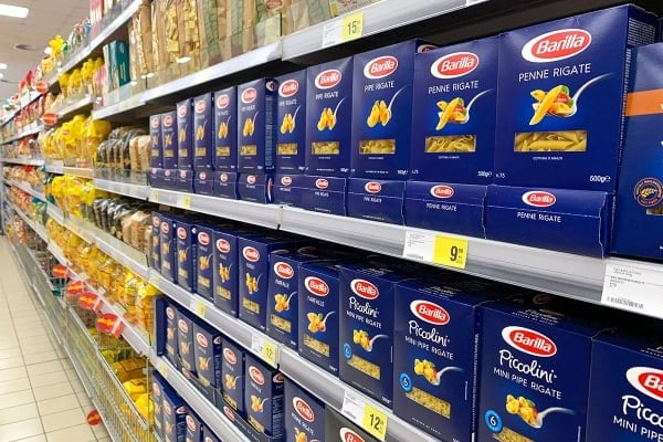 Импортные макароны подорожают в России  Итальянский производитель Barilla с 1 марта готовится поднять цены на 15–30%. Заметнее всего вырастет стоимость соусов и изделий без глютена.   В компании такое решение объясняют ослаблением рубля и увеличением таможенных пошлин.  Продолжите покупать Barilla?   — за любые деньги   — переходим на «Макфу»