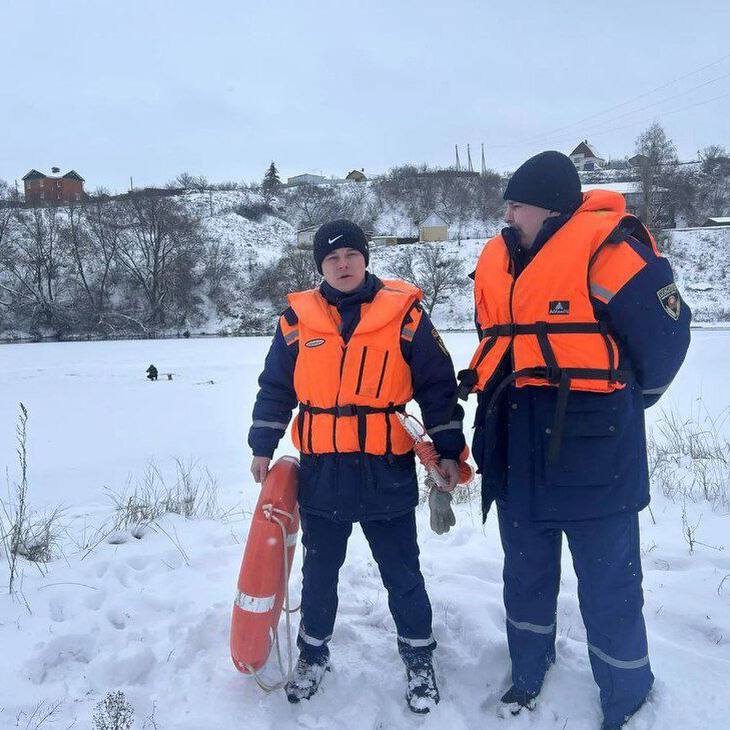 Спасатели Липецка усилили патрулирование на реках региона Спасатели предупреждают на реках региона с сильным течением Воронеж Дон и их притоки образуются промоины Лед в этих местах тонкий Выход на реку крайне опасен для жизни В случае происшествия звонить на номер службы 112 Подписаться Написать нам
