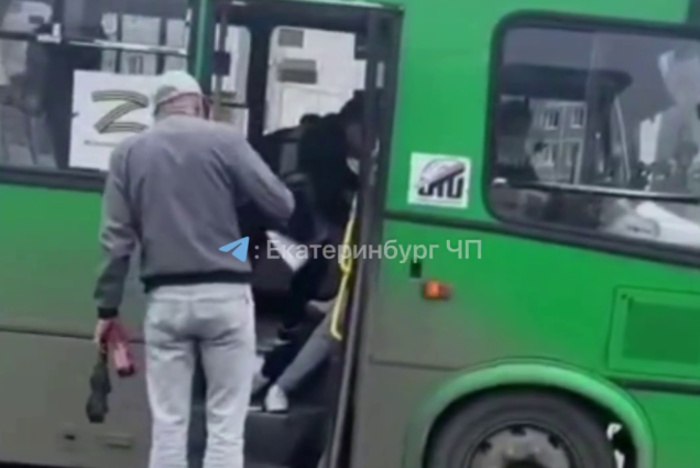 В Екатеринбурге пассажирка автобуса порезала парня «розочкой» Очередная потасовка случилась в автобусе 83-ого маршрута в Екатеринбурге. Как рассказали очевидцы, мужчина и женщина, находившиеся в состоянии алкогольного опьянения, громко включали музыку через колонку, пили пиво и матерились. Когда другие пассажиры попросили их успокоиться, пара ответила агрессией. У торгового центра «Глобус» люди потребовали высадить нарушителей. Словесная перепалка переросла в драку. Двое мужчин попытались усмирить агрессивную пару, однако женщина разбила пивную бутылку и нанесла одному из них несколько ударов осколком по голове. Пострадавший получил глубокие порезы в области затылка и ушей. Ему сразу же помогли другие пассажиры. Полиция проводит проверку по факту инцидента, устанавливаются все обстоятельства произошедшего.