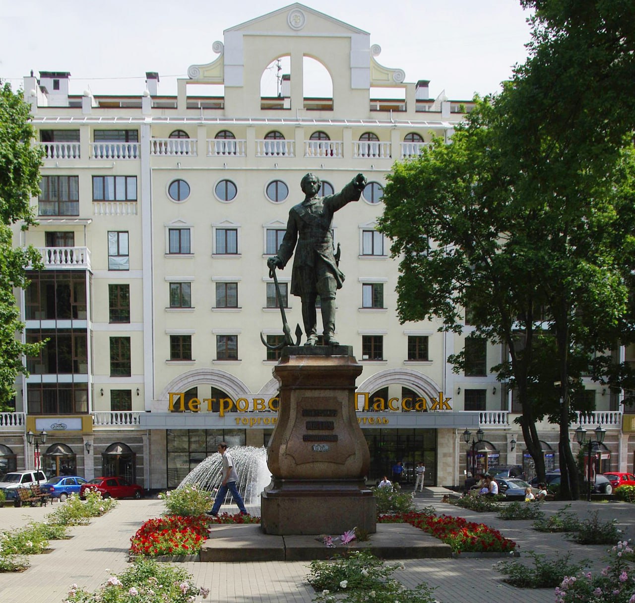 Фонтаны в Петровском сквере и на Советской площади временно приостановят работу по техническим причинам Подрядчиком был выявлен дефект в работе оборудования фонтана в Петровском сквере. Фонтан уже отключен, и его работа возобновится только после полной замены системы. Сделать это планируют в рамках комплексной реконструкции сквера, поэтому в настоящем сезоне фонтан работать уже не будет. Также с 1 августа на ремонт закрывается одна из частей светомузыкального фонтана на Советской площади восьмигранник, на 2 фото . Вторая часть продолжит работать в прежнем режиме. После завершения работ на первой части фонтана, специалисты приступят к ремонту второй, а первая снова будет функционировать в согласно графику. Напомним график работы фонтанов в других озелененных пространствах Воронежа: Фонтан на Советской площади работает ежедневно, кроме понедельника, с 10:30 до 22:00. Музыкальное шоу начинается в 18:30, технические перерывы – с 13:00 до 15:00 и с 15:30 до 17:30. График работы фонтана размещен на специальных информационных стендах. Часы работы фонтана в парке «Орлёнок»: c 10:00 до 23:00. На площади Победы фонтан работает с 10:30 до 22:00. В Воронежском центральном парке фонтан работает с 9:30 до 21:00. В Кольцовском сквере часы работы фонтана со вторника по воскресенье, с 10:00 до 22:00 в рабочие дни, с 10:00 до 22:30 с пятницы по воскресенье, а с 20:30 до 22:00 жители смогут увидеть световое представление. Понедельник – выходной, а технический перерыв ежедневно с 14:00 до 16:00. На проспекте Революции у площади Победы фонтан работает со вторника по воскресенье с 10:00 до 22:00. Технический перерыв с 14:00 до 16:00 ежедневно. Фонтан «Дюймовочка» на проспекте Революции работает с 10:00 до 23:00 ежедневно, кроме понедельника. Отдельно отметим, что по понедельникам – технический перерыв в работе фонтанов. Просим учитывать это при планировании прогулок. Ждем на прогулки! Управление экологии Подписаться