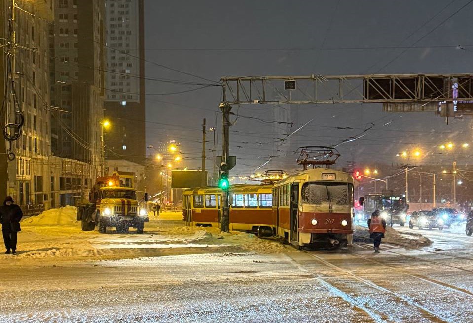 В Екатеринбурге трамвай 23 сошел с рельсов Авария произошла возле перекрестка улиц Челюскинцев и Восточной сообщил канал Транспортные новости Из за этого задержалось движение трамваев 2 7 8 14 20 и 23 Аварийная служба которая приехала на место инцидента застряла в сугробе написали Е1 Е1