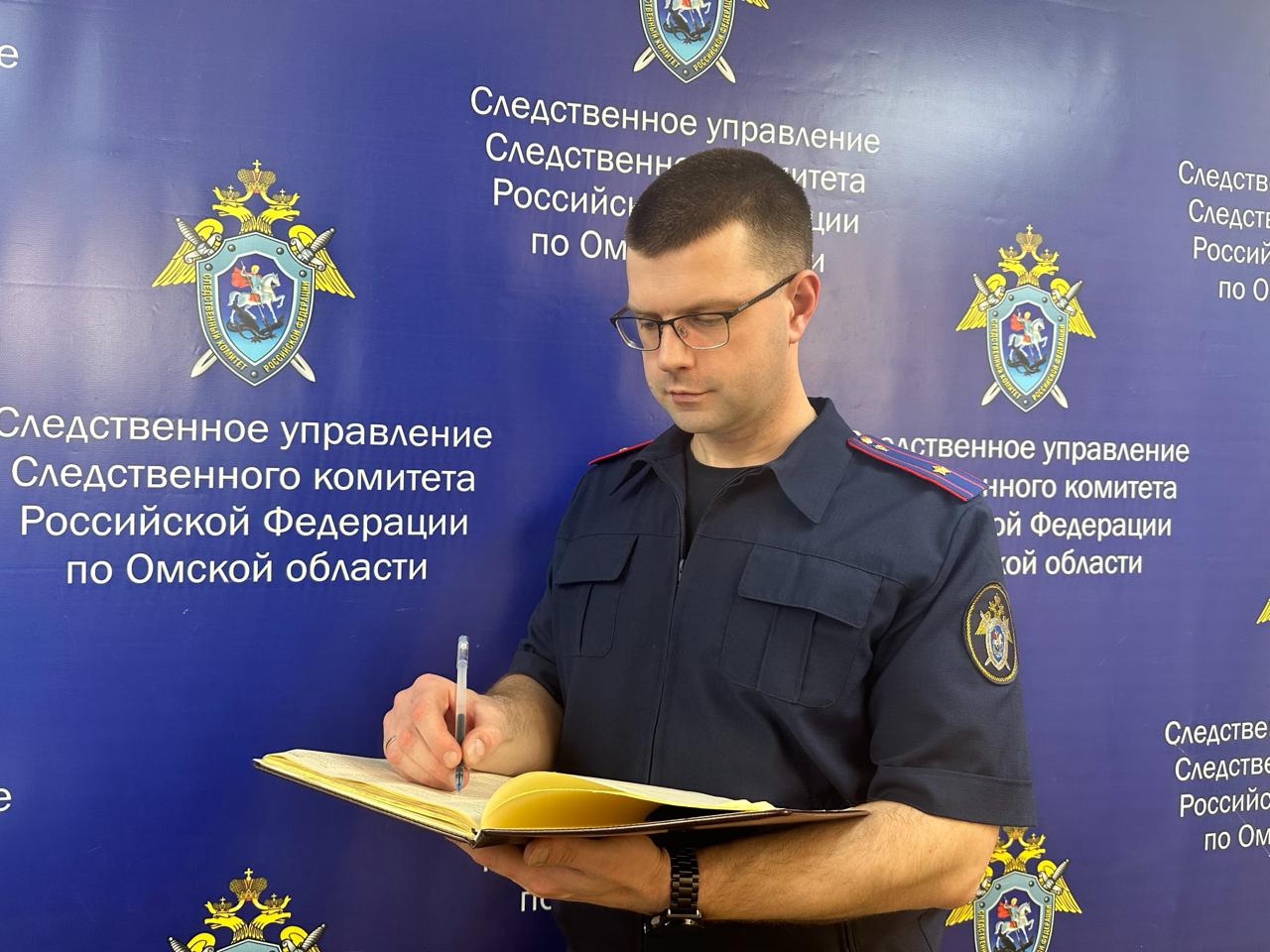 Следователями проводится проверка по информации из соцсети об обрушении потолка в аварийном доме 5 июня в социальной сети в Интернет гражданами размещена информация об обрушении потолочного перекрытия в аварийном доме по ул. 2-й переулок Воровского, 4 в г. Омске. Следственным управлением СК России по Омской области по данному факту проводится доследственная проверка. Установлено, что в одноэтажном четырехквартирном доме, 1958 года постройки, в настоящее время проживает одна семья из двух человек. Обрушение потолочной лаги произошло в квартире, находящейся в собственности муниципалитета, в которой никто не проживает, пострадавших нет. В декабре 2024 года администрацией города дом признан аварийным и подлежащим сносу, установлен срок расселения жильцов. В настоящее время следователи устанавливают все причины случившегося. По результатам проверки будет вынесено процессуальное решение.