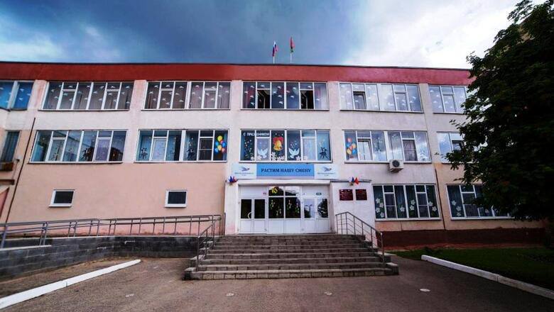 В Старом Осколе новый учебный год начнется в очном формате Однако в некоторых других районах Белгородской области таких как Краснояружский часть Ракитянского Борисовский Грайворонский Шебекинский часть Белгородского Волоконовский и Валуйский округа школы перейдут на дистанционное или смешанное обучение Главы районов получили право оперативно изменять формат обучения и проведения линеек исходя из текущей обстановки для обеспечения безопасности детей и сотрудников Гладков выразил надежду на спокойное проведение Дня знаний и подтвердил готовность властей к любому развитию ситуации Подписывайся на okoskol   Прислать новость за вознаграждение