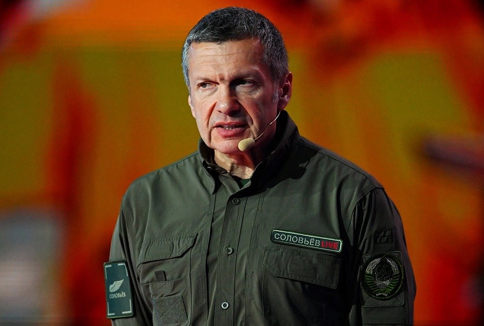 Обвиняемые в покушении на телеведущего Владимира Соловьева пытались убить его с помощью отравленной пиццы Об этом сообщает ТАСС со ссылкой на материалы Второго Западного окружного военного суда В ходе заседания была обнародована аудиозапись сделанная в квартире Андрея Пронского одного из обвиняемых Вот например мы устанавливаем адрес Соловьева отслеживаем его заказ через Яндекс еду перехватываем заказ и подсовываем ему отравленную пиццу говорит на записи Пронский соучастникам преступления В апреле 2022 года ФСБ задержала группу неонацистов по заданию Киева планировавших убийство Соловьева Вместе с подельниками главный фигурант дела собирал информацию о журналисте чтобы впоследствии совершить покушение В сентябре 2025 года сотрудники ФСБ задержали жителя Ульяновской области По данным самого Соловьева мужчина сотрудничал с украинским спецслужбами и планировал покушение на телеведущего Для этого задержанный несколько раз ездил в Москву чтобы выяснить как журналист передвигается по городу В ФСБ комментариев по этим утверждениям не давали Фото Павел Бедняков РИА Новости Подписаться на Российскую газету в Читать нас в MAX