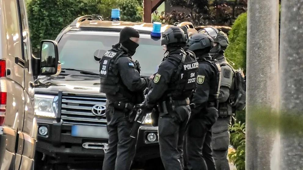 В Германии арестовали трех «граждан Рейха» — предполагается, что они готовили нападение на Бундестаг В Баварии арестовали троих мужчин, которых подозревают в связях с радикальной сетью «рейхсбюргеров» вокруг Генриха XIII принца Ройса. Как сообщило баварское управление уголовной полиции, задержанные — предполагаемые члены террористической организации, которая, по данным следствия, планировала насильственно свергнуть действующий государственный строй и заменить его собственным. «В рамках масштабного расследования были установлены новые фигуранты, которые либо оказывали поддержку группе, либо участвовали в подготовительных действиях», — сообщили следователи. Среди прочего, речь идет об оружейной тренировке, которая прошла в апреле 2022 года на бывшем стрельбище бундесвера под Байройтом. В ней участвовали шесть человек — мужчины и одна женщина в возрасте от 40 до 61 года. Целью этих стрельб, по версии правоохранителей, могла быть подготовка к нападению на здание Бундестага. Этот мотив официально фигурирует в материалах дела. Облавы и обыски прошли сегодня утром сразу в трех федеральных землях: Баварии, Саксонии и Тюрингии. В общей сложности было проведено восемь обысков — семь по адресам обвиняемых и один у свидетеля.
