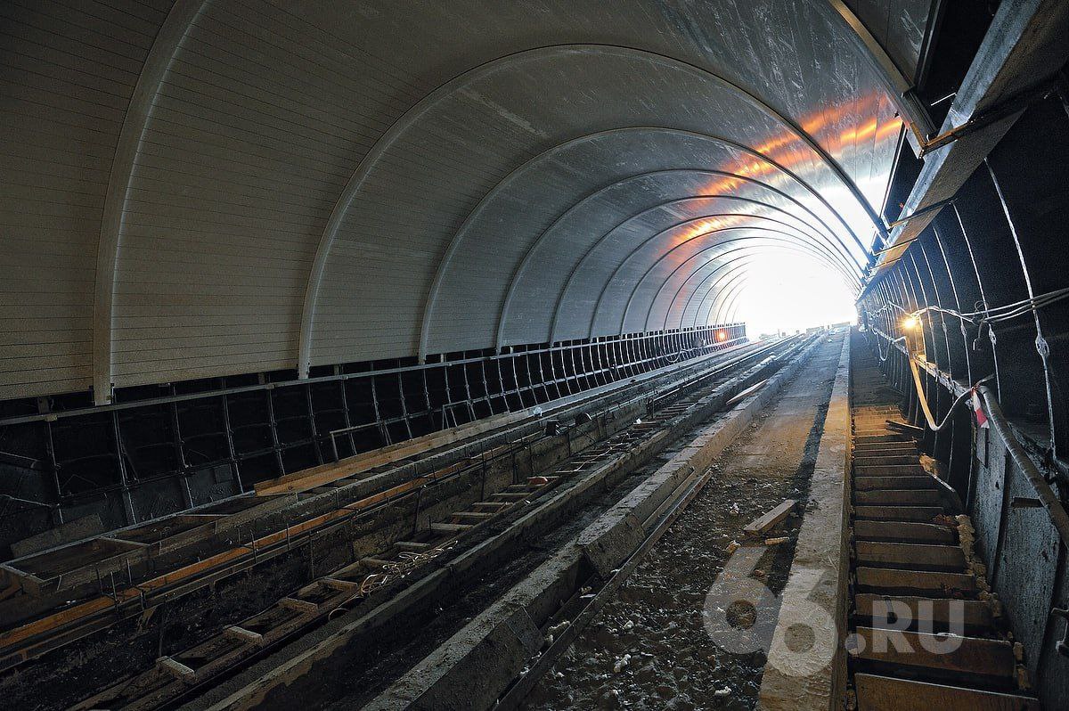 В Челябинске начали строить метро. Хотя, точнее будет сказать — тоннельный комплекс для метротрамвая  По сути это трамвай, часть маршрута которого проходит под землей. Проект обойдется в 49,5 миллиарда рублей.  Первую ветку обещают открыть через два года.   На всякий случай напомним, что в Екатеринбурге последнюю станцию метро открыли двенадцать лет назад. Примерно тогда же власти пообещали построить вторую ветку, но до сих пор не нашли на это деньги