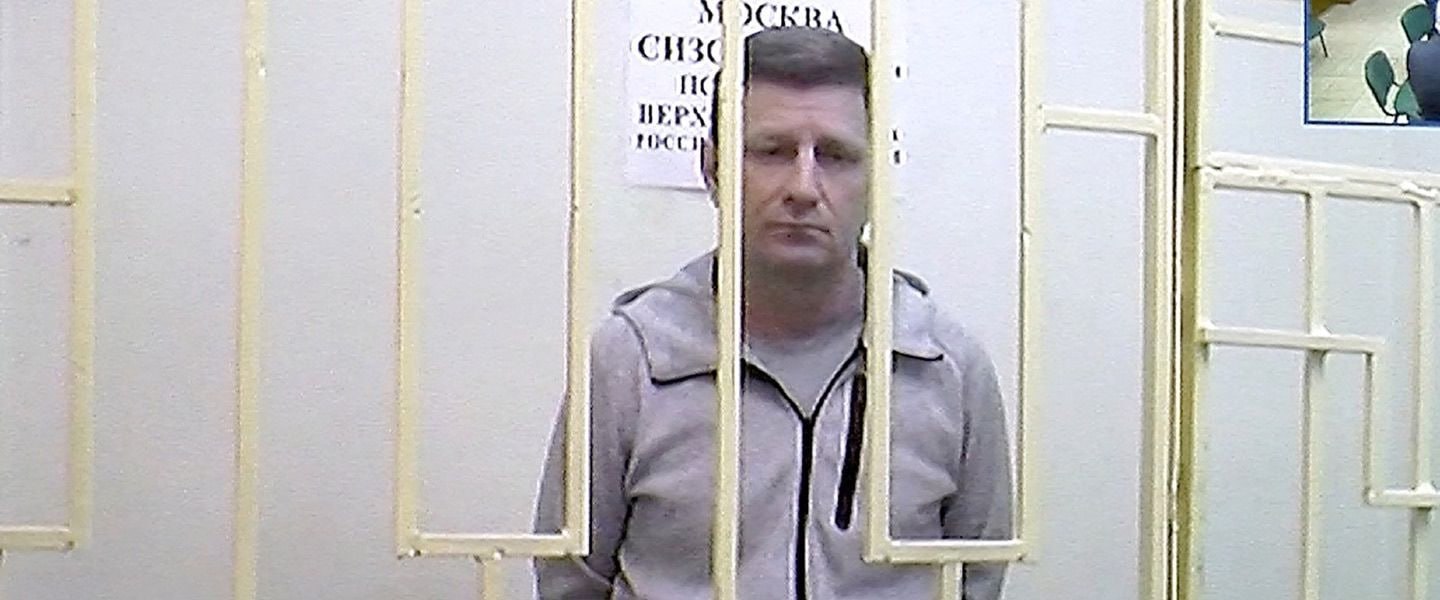 Вдова убитого бизнесмена Булатова потребовала 150 млн рублей от Фургала Вдова бизнесмена Олега Булатова подала иск о компенсации морального вреда к бывшему губернатору Хабаровского края Сергею Фургалу Он признан судом заказчиком убийства предпринимателя совершенного в 2005 году Сумма требований составила 150 млн руб сообщило РИА Новости со ссылкой на исковое заявление По данным агентства иск подали после вступления приговора в силу Дочь погибшего также потребовала компенсации Она хотела присоединиться к иску как третье лицо однако суд счел такой ход незаконным Инстанция указала что девушка может выдвинуть собственные требования к экс губернатору Рассмотрение иска запланировано на октябрь 2025 года Согласно материалам дела господина Фургала он организовал убийство Олега Булатова так как тот заподозрил его в причастности к убийству другого бизнесмена Евгения Зори Последнего убили в 2004 году на фоне конфликта и судебного разбирательства из за железобетонного завода Приговор в отношении Сергея Фургала по делу об убийствах Олега Булатова и Евгения Зори и покушении на предпринимателя Александра Смольского суд огласил в феврале 2023 года Люберецкий городской суд Подмосковья приговорил экс губернатора к 22 годам строгого режима Его бывший помощник Андрей Карепов получил 21 год а хабаровского предпринимателя Андрея Палея посадили на 17 лет К 9 5 годам приговорили бывшего инспектора службы безопасности аэропорта в Южно Курильске Марата Кадырова заслужившего снисхождение присяжных Подписаться на KOMSAGRAM Прислать новость