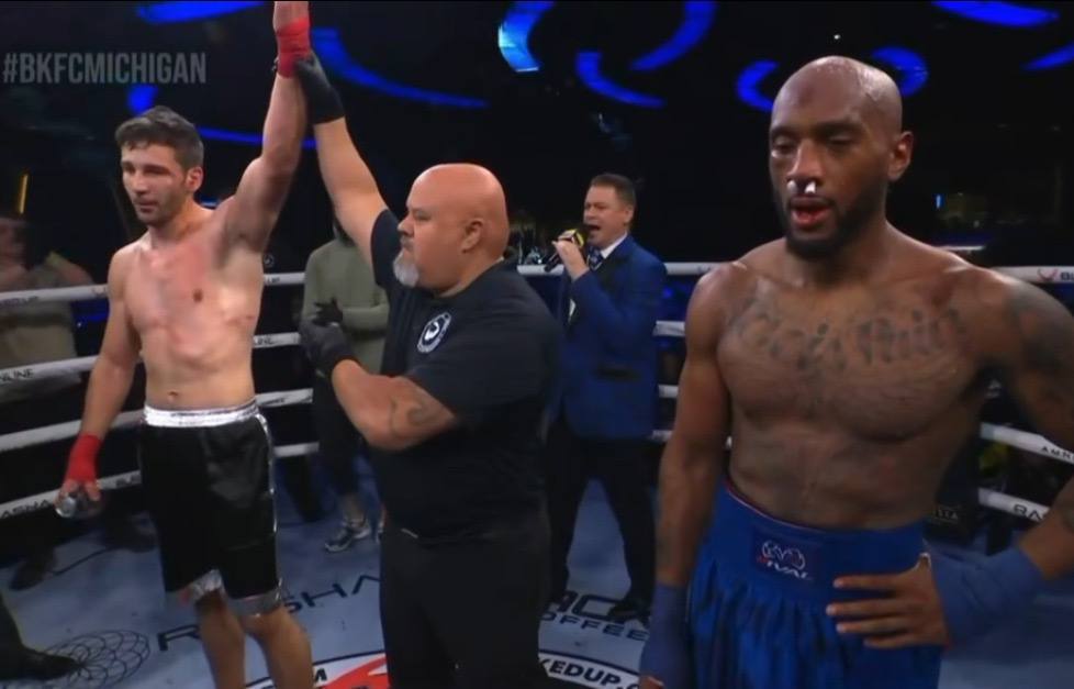 Осетинский спортсмен Олег Магкеев с победы нокаутом дебютировал в самом престижном промоушене по боям на голых кулаках Bare Knuckle FC Соперником Магкеева на турнире состоявшемся 2 ноября в Мичигане стал американец Эрик Уэстбери Спортсмен активно начал бой контролируя его ход на всем протяжении После очередной серии ударов по подбородку Уэстбери упал на настил ринга и уже не смог подняться Рефери поединка зафиксировал технический нокаут на 13 й секунде второго раунда Для Олега Магкеева эта победа стала первой в BKFC С 2022 года боец живет и тренируется в Индиане В активе 30 летнего бойца четыре поединка по правилам MMA region15 ru