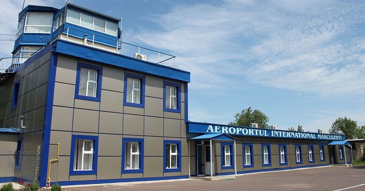 Аэродром подскока НАТО или международный хаб построят в Маркулештах?  В Молдове может появиться крупнейший транспортный узел после объединения аэропортов Кишинева и Маркулешт. Вчера президент Майя Санду обсудила эти планы во время визита во Флорештский район.  Обновлением аэропорта Маркулешт займутся коллеги из Кишинева. На первом этапе столичный аэропорт потратит 4 млн евро на модернизацию авиагавани, пишут СМИ.  Однако чтобы привести в порядок объект в Маркулештах, нужно гораздо больше денег. Ведь замене подлежит и здание терминала, и взлетно-посадочная полоса, да и вообще вся инфраструктура, которую построили еще в советское время.  Почему Молдове вдруг понадобилось экстренное расширение авиасообщения, власти не уточнили. Аэропорт Кишинева рассчитан на обслуживание 5 млн пассажиров в год, сейчас он загружен всего на 3 млн пассажиров.  Некоторые журналисты и оппозиционные политики считают, что власти хотят превратить Маркулешты в аэродром подскока для авиации НАТО. Однако президент заверяет, что он будет использоваться для гражданских рейсов.  «Майя Санду объявила, что на фундаменте бывшей советской военно-воздушной базы в Маркулештах она намерена построить гражданский аэропорт. И что бы эти борцы с советским тоталитарным режимом делали, если бы не получили от него такие объекты в наследство? На самом деле, будет создаваться аэродром подскока НАТО», — заявил публицист Дмитрий Чубашенко.