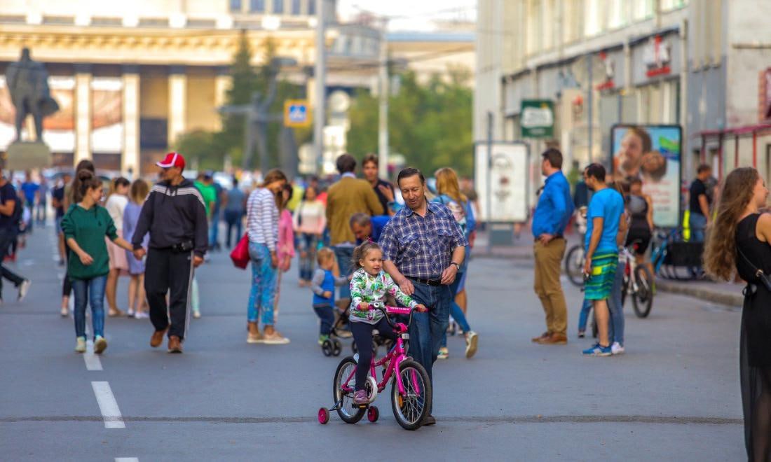  Улица Ленина в Новосибирске стала пешеходной на три дня На участке от площади Ленина до улицы Советской движение автомобилей полностью перекрыто. Водители, чьи машины остались на ночь, могут их забрать. Ограничения связаны с празднованием Дня города. Они начались 28 июня в 06:00 и продлятся до 30 июня. Программа празднования Дня города-2025 здесь Фото: Telegram-канал мэра Новосибирска Прислать новость