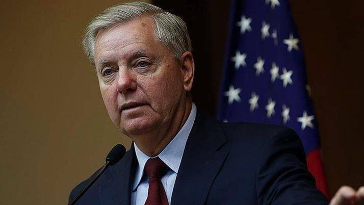 США угрожают Индии и Китаю пошлинами в 500% за торговлю с Россией Сенатор-республиканец Линдси Грэм заявил, что новый законопроект о санкциях будет включать тарифы до 500% на продукцию стран, которые продолжают сотрудничество с Россией и не помогают Украине. В первую очередь под удар попадут Индия и Китай, отметил Грэм: они якобы являются крупнейшими покупателями российской нефти и, по мнению США, финансируют агрессию Кремля. Инициатива станет частью широкой санкционной кампании, которую Трамп и республиканцы планируют запустить уже в июле. Подписаться Прислать новость