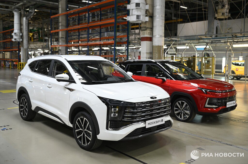 Продажи флагманского кроссовера "Москвич 8" начнутся "в самое ближайшее время", сообщается в Telegram-канале столичного департамента транспорта. "Москвич" стал официальным спонсором футбольного клуба "Спартак-Москва". В сезоне 2025/26 логотип "Москвича" украсит форму красно-белых. Партнерство символизирует союз двух легендарных брендов, чья история неразрывно связана со столицей", - сообщает ведомство. В сообщении указано, что футбольный клуб в качестве поддержки уже получил 45 автомобилей бренда, "компактные кроссоверы Москвич 3, динамичные седаны Москвич 6 и флагманский кроссовер Москвич 8". Продажи последней модели начнутся в самое ближайшее время". / Все наши каналы