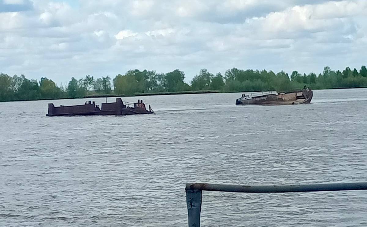 В Омске под воду ушла баржа с песком 10 мая в 21:00 на реке Иртыш произошёл инцидент: во время погрузки песка с использованием плавкрана часть баржи начала погружаться в воду. К счастью, никто не пострадал, и загрязнение окружающей среды не зафиксировано. Следственный комитет России по Омской области начал доследственную проверку. Выясняется, какой ущерб был нанесён и какие обстоятельства привели к данному происшествию. Фото: Восточное межрегиональное следственное управление на транспорте СК России