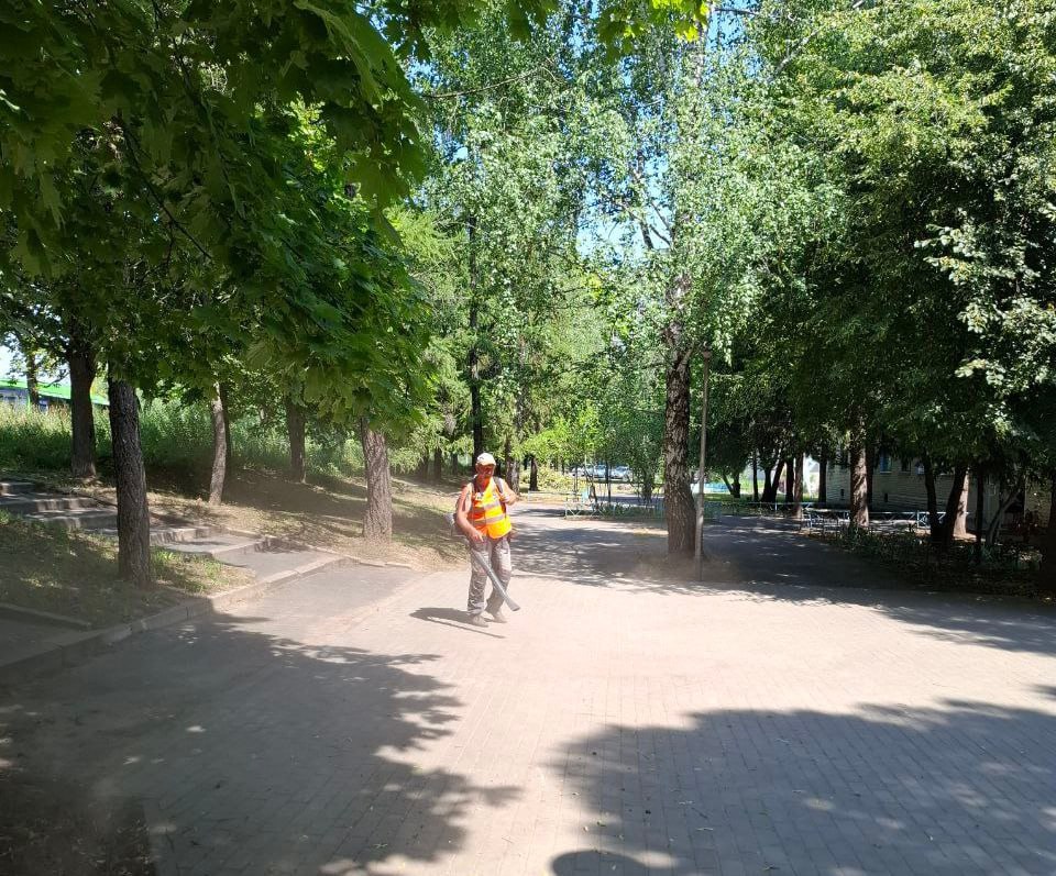 В уборке Курска задействованы 107 человек От комитета ЖКХ наводят порядок на улицах 65 работников и 50 единиц техники, и ещё 42 специалиста и 12 автомобилей, по информации комитета городского хозяйства, очищают общественные места города. На контроле подрядчиков — уборка дорог, тротуаров, остановок, парков, скверов, площадок и прилегающих территорий от мусора, пыли и грязи. Отдельно куряне моют тропинки, приводят в прилежный вид газоны и чистят урны. Фото: администрация города Курска.