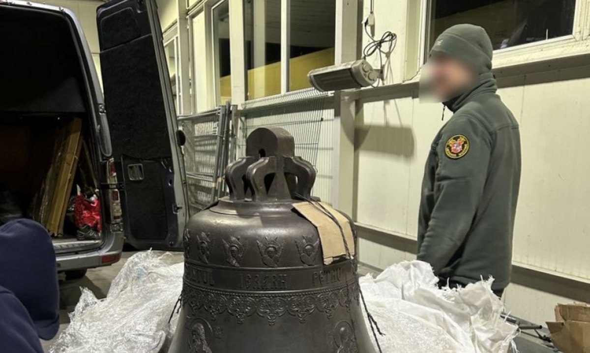 Литовские таможенники задержали колокол В середине марта на литовско-белорусской границе был задержан церковный колокол весом 260 килограммов. Он был спрятан под мешками в грузовом отсеке автомобиля Mercedes Sprinter. Гражданин Молдовы, перевозивший колокол, не смог предъявить ни одного документа, подтверждающего происхождение колокола или право собственности на него. По его словам, он не имел ни малейшего понятия, что для перевозки церковного колокола через границу необходимы какие-либо документы. Сообщалось, что это редкий колокол XVII века, и литовская таможня предполагала, что он может быть частью культурного наследия Украины, однако специалисты Департамента культурного наследия ДКН опровергли эти предположения. "Вильнюсская таможня получила выводы специалистов ДКН, согласно которым задержанный колокол ... отлит в наше время и не представляет никакой исторической и культурной ценности", – сказал представитель таможни Гедиминас Куликаускас.