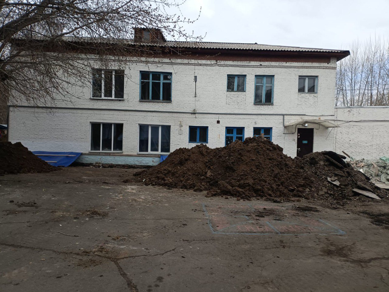 В Красноярске капиталят сразу два детских сада – №110 в Кировском районе и №206 в Октябрьском Подрядная организация уже приступила к активной фазе работ. В течение восьми месяцев на объектах предстоит выполнить колоссальный объем работ: от ремонта внутренних помещений и замены инженерных сетей до восстановления строительных конструкций, фундамента и кровли. Будут заменены деревянные окна и двери, отремонтируют крыльца и фасад, а также произведена полная отделка помещений. Оба объекта ремонтирует компания ООО «Строймастер». Завершение всех работ запланировано на декабрь 2025 года. На время ремонта воспитанники распределены по другим дошкольным учреждениям города. Финансирование капитального ремонта осуществляется за счет средств краевого и федерального и местного бюджетов. Кроме того, за счет городского бюджета будет проведено благоустройство прилегающих территорий и закуплено новое учебное и технологическое оборудование. Общая стоимость всех работ составит больше 307 млн. рублей. После завершения всех работ, обновлённые и современные детские сады, вновь распахнут свои двери для 261 новосёла. Напомним, в планах у города за счёт краевых и федеральных средств в 2025-2027 гг провести капитальный ремонт пяти детских садов №№110, 206, 282, 60, 292, а также восьми школ №№46, 18, 30, 62, 85, 78, 94, образовательная площадка №2 Комплекса Покровский ул. Степана Разина,39 .
