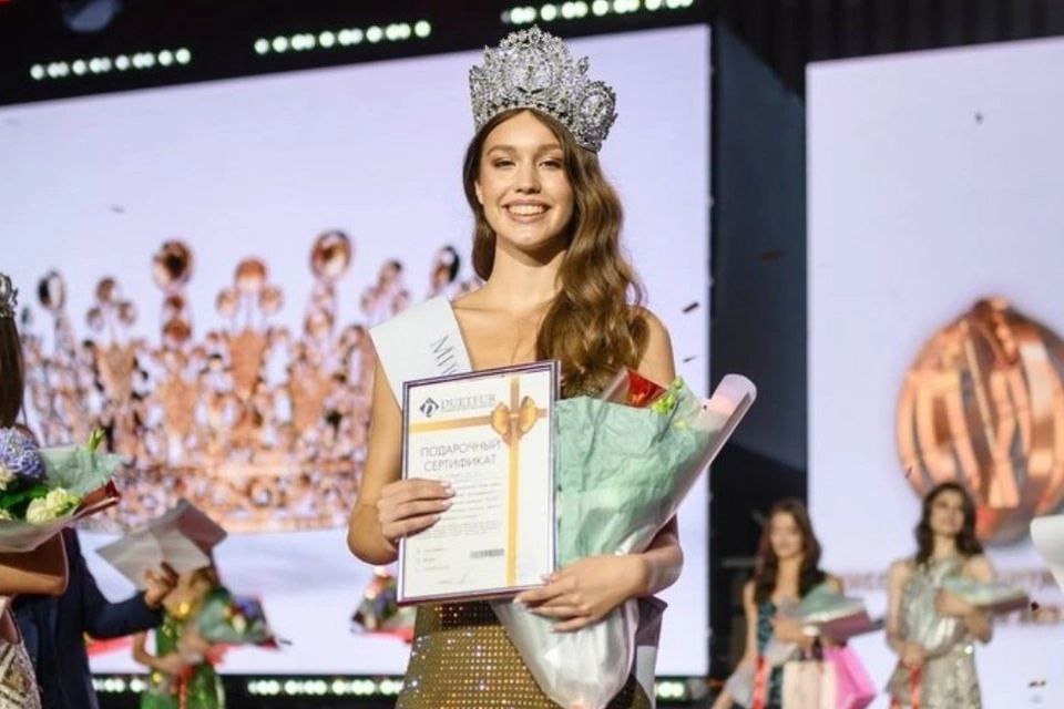 Студентка из Новосибирска представит Россию на конкурсе Miss Intercontinental 2024  Ранее она одержала победу на всероссийском конкурсе красоты «Мисс Интерконтиненталь — 2024».   Вскоре девушка представит Россию в Египте, где 6 декабря состоится международный финал конкурса.  Четыре года назад её признали лучшей спортсменкой Новосибирской области среди юниоров Федерации подводного спорта России.  22-летняя Екатерина - выпускница бакалавриата НГТУ.   Диплом она получила по специальности «прикладная математика». Сейчас завершает обучение в магистратуре по направлению «ИИ в маркетинге и управлении продуктом».