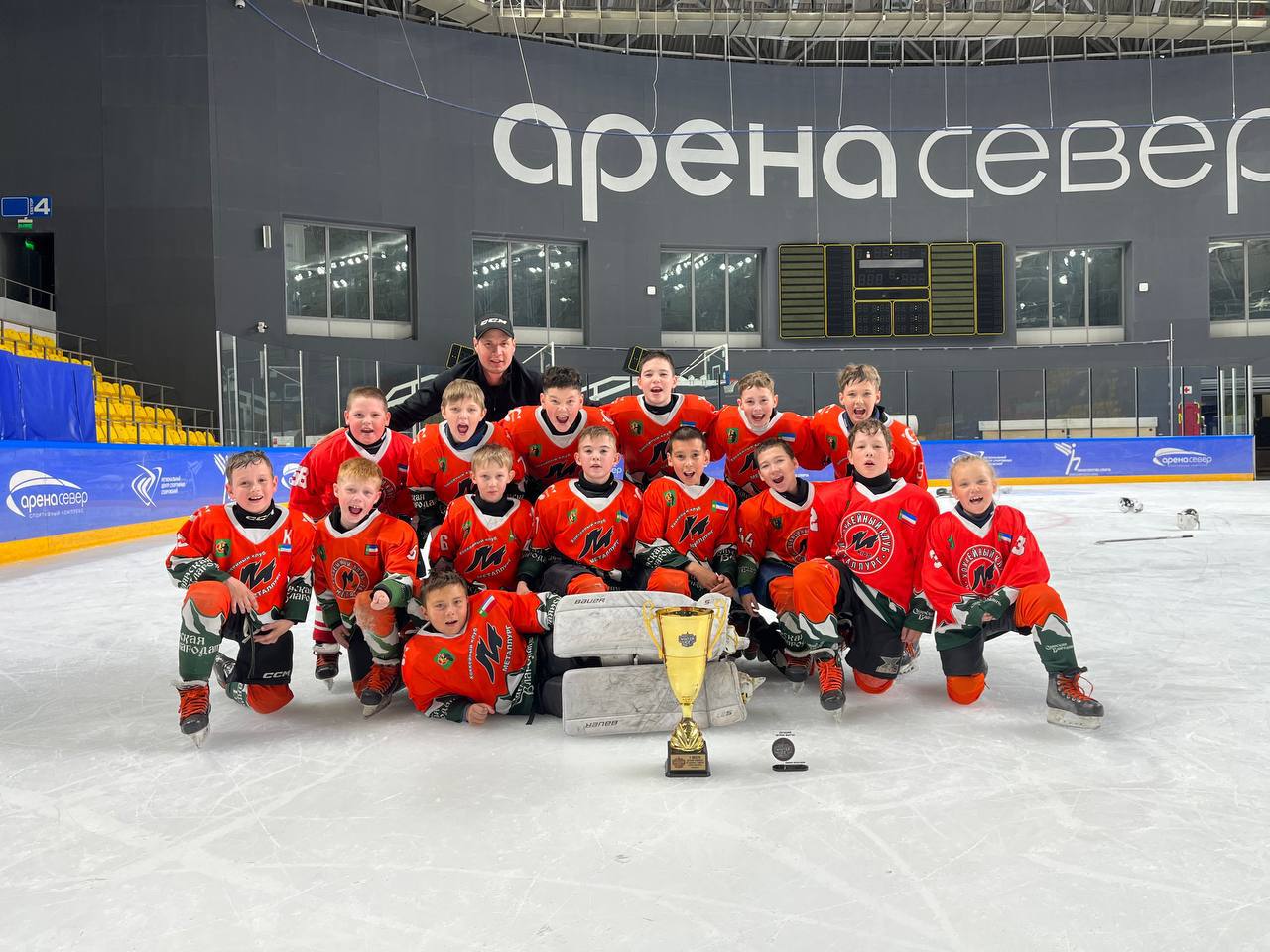 Хоккейный клуб «Металлург» из Абазы победители красноярского чемпионата Winter Hockey Cup Поздравляю наших ребят с уверенной победой — в финальном матче выиграли «Рассвет 2016» со счетом 8:1. Знаю, что выступать «в гостях» сложнее, на трибунах меньше знакомых и оппоненты ведут себя увереннее. Но настоящим победителям это не мешает, что и доказал счет! Хочу отметить тренера юных хоккеистов Владимира Сергеевича Лештаева. Уверен, именно под его руководством ребят обрели навыки, которые на голову выше, чем у соперников. Вы достойно представили Хакасию! А чтобы у ребят была возможность заниматься и развиваться круглый год, в Абазе появится крытый ледовый каток. Минспорта России проект уже одобрило. Желаю нашим хоккеистам новых побед, успехов и благополучия! Вы большие молодцы!