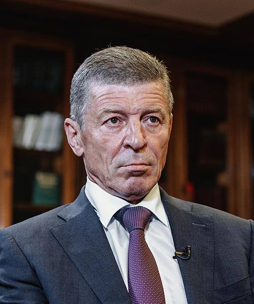 Дмитрий Козак предложил проект реформ и амнистии РБК План Дмитрия Козака подготовленный во время его работы на посту замглавы администрации Кремля предполагает Экономическую реформу Судебную реформу Реформу спецслужб и правоохранительных органов Масштабную амнистию РБК ознакомился с проектом документа его подлинность подтвердили два источника знакомых с его содержанием По данным одного из них планы были представлены для обсуждения в Кремле в 2025 году В предложениях Дмитрия Козака отмечается что ответом на стоящие перед страной вызовы может стать значительно обновленная и привлекательная демократическая модель развития в том числе за счет исключения ошибок западных демократий с внедрением модернизированных механизмов и институтов функционирования государства и общества РБК на прошлой неделе направил письменный запрос Дмитрию Козаку который покинул администрацию Кремля 18 сентября но он остался без ответа Не располагаю такой информацией сообщил РБК пресс секретарь президента Дмитрий Песков в ответ на запрос о предложениях Козака и их оценке Дмитрий Никотин Подписаться