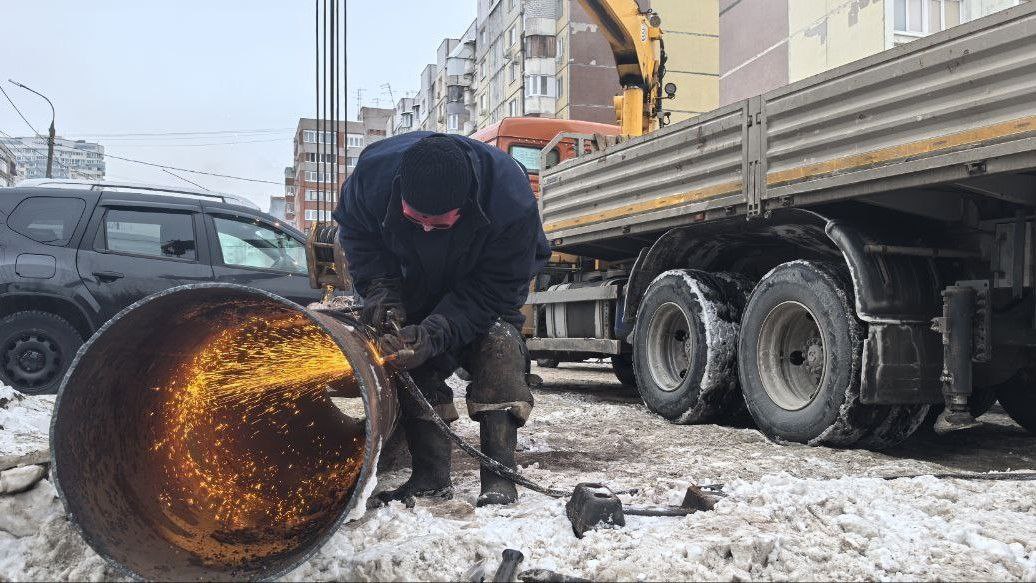 Уважаемые жители Промышленного района Самары Мы продолжаем устранять дефект на теплосети на улице Солнечной Уже демонтировали повреждённый фрагмент трубопровода подготовили ему на замену новый В ближайшее время приступим к сварочным работам Просим вас быть предельно внимательными вблизи места ремонта не заходите за сигнальные ограждения и не препятствуйте проезду спецтранспорта Мы ведём работу без перерывов чтобы как можно быстрее восстановить подачу тепла в обычном режиме   Узнать о ситуации с отоплением и горячим водоснабжением в своём доме можно с помощью Тепловой справочной службы ТСС на портале tss tplusgroup ru