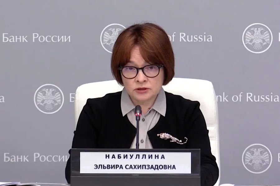Набиуллина о валютных «ножницах» для экспортеров    Глава Банка России Эльвира Набиуллина заявила, что экспортеры оказались в сложной ситуации из-за высоких ставок, крепкого рубля, падения цен и спроса на их продукцию. Она подчеркнула, что рыночной экономике нужен курс, отражающий баланс спроса и предложения валюты.    Хотя экспортеры хотели бы более слабый рубль, это невыгодно гражданам и предприятиям, зависящим от импорта оборудования. Набиуллина считает, что курс должен учитывать интересы всей экономики и формироваться рыночно, а не через лоббирование.    Она также отметила, что влияние курса на бюджет нелинейно: укрепление рубля снижает инфляцию и ускоряет снижение ставки. Чем более диверсифицирована экономика, тем меньше зависимость от курса.    Слабый курс, по ее словам, часто свидетельствует об уязвимости экономики и высокой инфляции, а не о стабильности. Россия стремится к укреплению доверия к рублю и снижению инфляции.  #Новости
