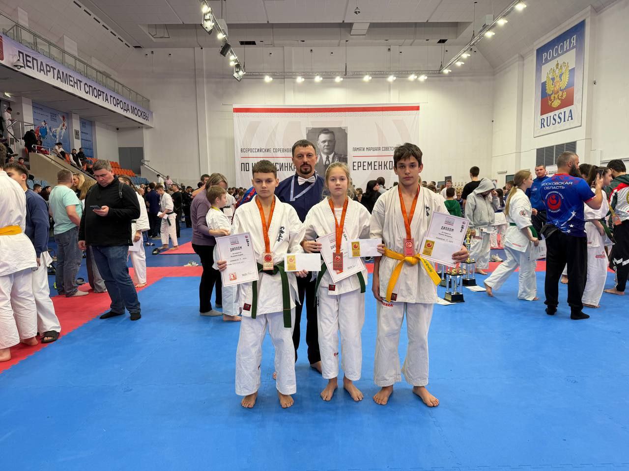 Отличные новости Пензенские спортсмены завоевали 5 медалей на всероссийских соревнованиях С 19 по 21 декабря в Москве состоялись всероссийские соревнования по киокусинкай памяти Маршала Советского Союза А И Ерёменко Они объединили более 700 участников из 35 регионов страны Пензенские спортсмены успешно показали себя в разделе кумитэ Делимся результатами Золото в своей категории завоевала Елизавета Савина Бронзовыми призёрами стали Андрей Выжимов Владимир Куракин Виктория Вехова Виктория Кочегарова Поздравляем ребят и их тренеров с уверенным выступлением Добавим что подготовка пензенских спортсменов осуществляется в рамках реализации государственной программы Спорт России