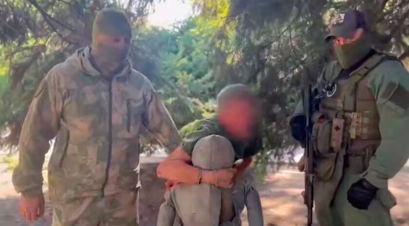 Следком ЛНР направил в суд дела убийцы матери участника СВО и его пособника Следственный комитет СК России по ЛНР направил в суд уголовные дела убийцы матери участника СВО и его пособника. Об этом сообщила пресс-служба СК РФ. Следствие установило, что в 2024 году жительница Антрацита получила выплаты в связи с гибелью сына, принимавшего участие в СВО. На эти средства она приобрела автомобиль и попросила соседа обучить ее вождению. Узнав о трагедии и имущественном положении женщины, он во время очередного занятия попытался одолжить деньги на покупку транспортного средства. Получив отказ, он жестоко убил женщину. Установлено, что для скрытия следов преступления мужчина привлек своего знакомого, заплатив ему 500 тыс. руб. Вместе они вывезли тело жертвы и сбросили его в карьер. «Следственными ... Подробнее>>>