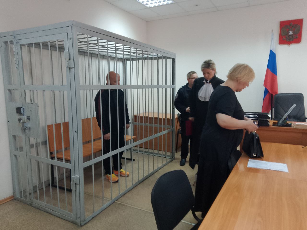Ректора главного спортивного вуза Урала Черепова оставили в СИЗО. Челябинский областной суд отклонил ходатайство о смягчении меры пресечения, переданное адвокатом. Защитник просил перевести Евгения Черепова под домашний арест либо выпустить под залог в 2 млн рублей. УралГУФК - единственный спортивный вуз УрФО с главным офисом в Челябинске, его представительства есть также в Уфе и Екатеринбурге. Возглавивший его в марте выходец из Института спорта туризма и сервиса ЮУрГУ, профессор Евгений Черепов уже 2 июля был задержан за взятки в 220 тысяч рублей от двух студентов и уже успел признать вину. Главный политический канал Урала