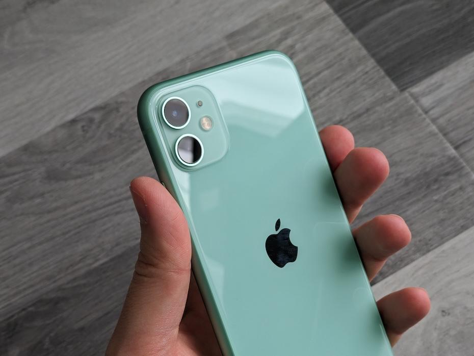 Пошла волна страны одна за другой ломают Apple для установки iOS приложений в обход App Store Законодательные органы Бразилии обязали Apple разрешить пользователям устанавливать iOS софт из сторонних магазинов приложений Компании пришлось согласиться на это послабление Изменения должны быть внесены в течение 105 дней с момента принятия решения скорее всего это случится с релизом iOS 26 4 Помимо установки софта на iOS в Бразилии также можно будет оплачивать внутриигровые покупки через сторонние платежные системы и по ссылкам на внешних сайтах Ранее Apple разрешила всё это в Евросоюзе Японии и Южной Корее похожие нормативы уже готовят Австралия и Великобритания Похоже что бастион закрытости iOS начал рушиться и в скором времени Apple придется открыть к системе доступ по всему миру iguides