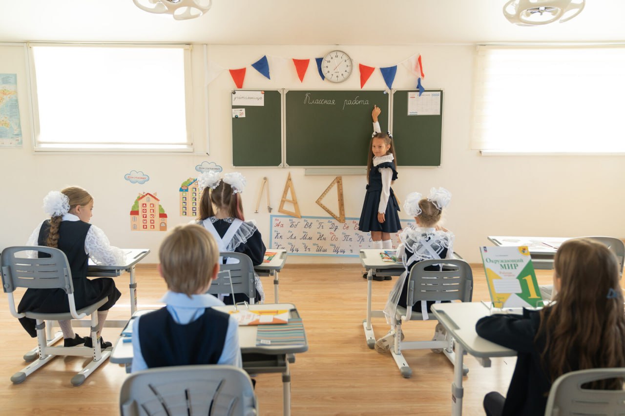 В России предложили внедрить единый механизм записи детей на школьную продлёнку в том числе через цифровые сервисы С соответствующей инициативой к министру просвещения Сергею Кравцову обратилась глава комитета по развитию гражданского общества Яна Лантратова Сейчас решение об открытии ГПД принимается школой с учетом мнения родителей Лантратова предлагает закрепить на федеральном уровне обязанность государственных школ организовывать такие группы при наличии подтвержденного родительского запроса и достаточных ресурсов прежде всего для учеников 1 4 классов с возможностью расширения на 5 6 классы Также предлагается утвердить типовые модели работы продленки до 16 30 17 00 с выполнением домашнего задания и до 18 00 19 00 с дополнительными кружками А ваш ребенок ходит на продленку Подписаться на truekpru Читать нас в MAX