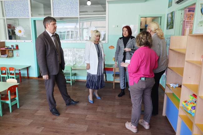 В Магадане продолжается «Родительская приемка» Координатор партпроекта «Новая школа», депутат заксобрания Виктория Голубева, горордской депутат Альберт Мальцев, представители департамента образования мэрии оценили ход ремонтных работ и проверили готовность к новому учебному году «Центр развития ребенка - детсад №63». После ремонта открыть двери для 200 воспитанников планируют уже 29 сентября. Сейчас малыши распределены по ближайшим детсадам. Всего в списке 52 образовательных учреждения. До конца июля приемка пройдет в детских садах №№53, 64 и 65, в которых проводится капитальный ремонт. «Такой формат взаимодействия – неотъемлемая часть создания комфортной и безопасной образовательной среды, что является безусловным приоритетом #Народнойпрограммы «Единой России». Родители имеют возможность оценить не уже готовый ремонт, а внести свои предложения и поделиться идеями по усовершенствованию образовательного учреждения на этапе выполнения работ», - рассказала Виктория Голубева. Источник фото - областная дума