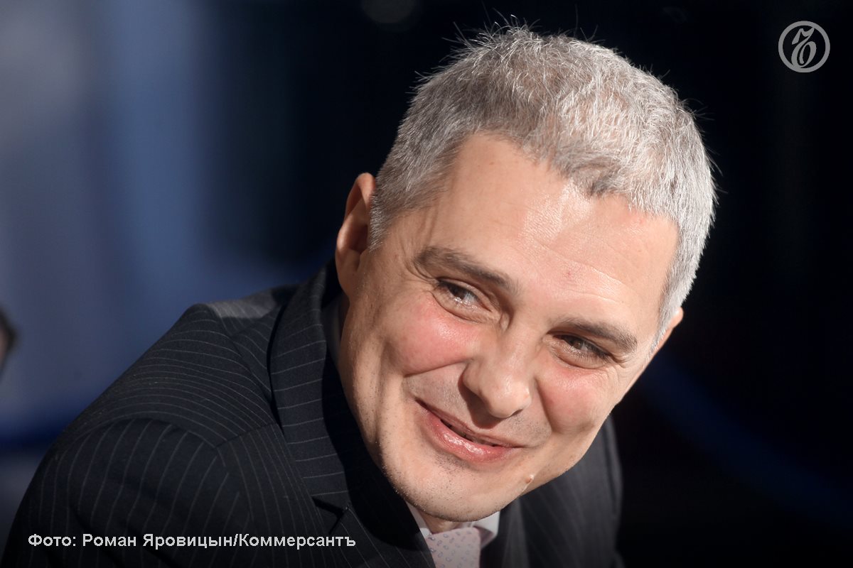 Директор нижегородского оперного театра Айрат Тухватуллин покинул свой пост Он руководил театром с февраля 2024 года Теперь господин Тухватуллин назначен директором Новосибирского академического театра оперы и балета Подписывайтесь на Ъ Приволжье