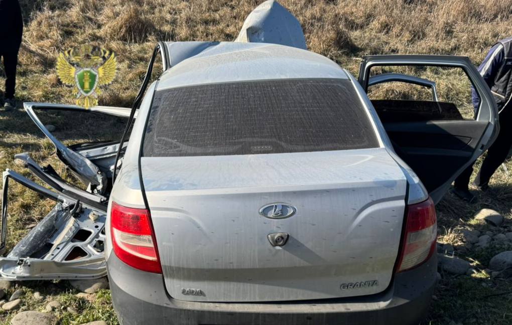 Прокуратура Дагестана организовала проверку по факту смертельного ДТП в Магарамкентском районе По предварительным данным 19 февраля 2026 года около 13 40 на автодороге Магарамкент Ахты Рутул на территории Магарамкентского района водитель автомобиля ЛАДА Приора Универсал с тремя пассажирами выехал на полосу встречного движения и допустил столкновение с автомобилем ЛАДА Гранта В результате автоаварии есть погибшие и пострадавшие На место происшествия для координации действий правоохранительных органов и экстренных служб выехал прокурор Магаранкенского района Саид Мугадов В ходе надзорных мероприятий будут установлены обстоятельства произошедшего дана оценка соблюдению требований законодательства о безопасности дорожного движения   Надзорное ведомство контролирует ход и результаты процессуальной проверки по данному факту