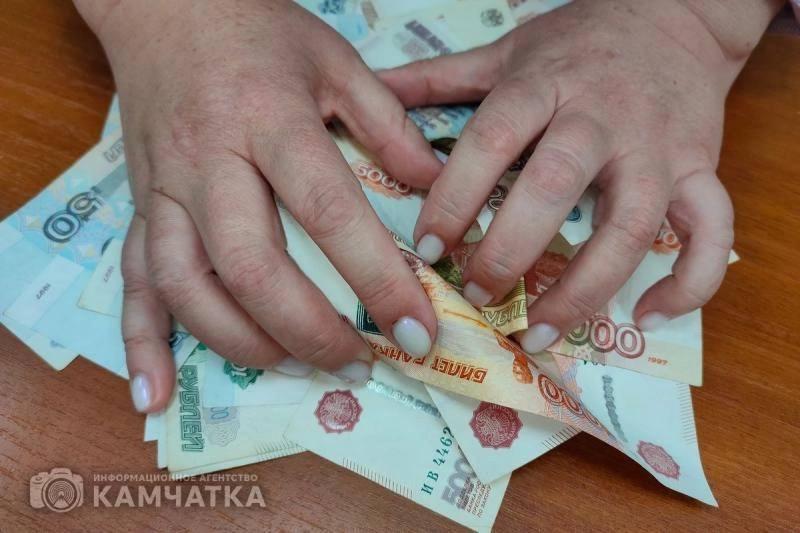 Житель Камчатки пойдет под суд за подкуп врача нарколога В прокуратуре Петропавловска Камчатского утвержден обвинительный акт в отношении 42 летнего жителя села Мильково Он обвиняется в даче взятки и использовании подложного документа Мужчина в марте прошлого года в медицинском учреждении передал врачу наркологу психиатру вознаграждение в размере 9 тысяч рублей за выдачу фиктивной справки о прохождении курса лечения и кодирования от алкогольной зависимости Подложный документ он предоставил органам профилактики для возвращения домой изъятых органами опеки детей прокомментировали в ведомстве Обвиняемый вину признал и пояснил что ранее он проходил курс реабилитации и горячительными напитками больше не злоупотребляет Уголовное дело направлено в городской суд При этом врач получивший незаконное вознаграждение в июле 2025 года признан судом виновным в совершении мелкого взяточничества Врачу назначен штраф 20 тысяч рублей Подписаться Прислать Чат