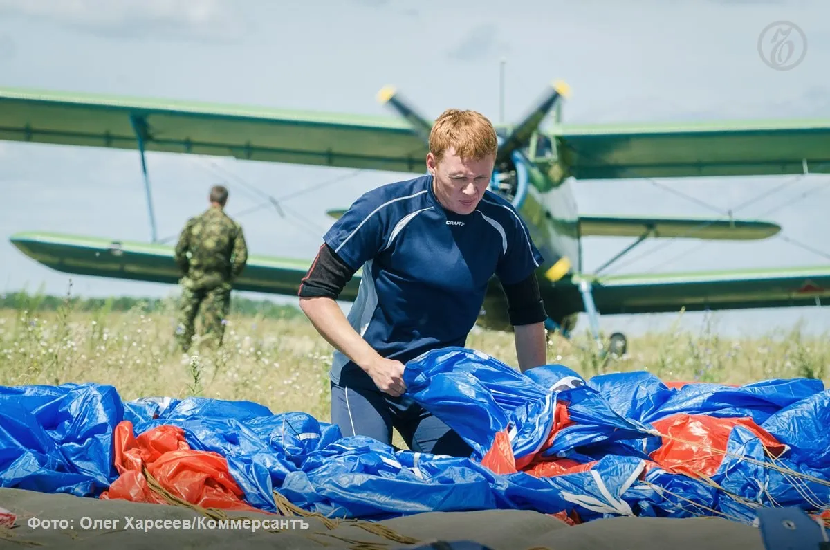 В России предложили восстановить 700 простаивающих Ан 2 Они находятся на хранении частных структур Их ресурс выработан всего на треть уточняют инициаторы и они помогут избежать дефицита перевозок на местных линиях в ближайшие пять десять лет Инициатива по данным Ъ обсуждалась на совещании с эксплуатантами Ан 2 на площадке Московского авиаремонтного завода АРЗ ДОСААФ Восстановление всего парка потребует 14 5 21 млрд руб Но перевозчики отмечают что не могут позволить себе даже поддержание действующих самолетов В Росавиации не стали оценивать идею восстановления парка Ан 2 уточнив Ъ что сегодня у 235 таких самолетов сохраняется сертификат летной годности Ъузнал