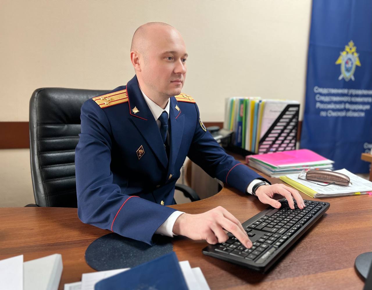 В Омске перед судом предстанет группа лиц, обвиняемых в мошенничестве Следственным управлением СК России по Омской области завершено расследование уголовного дела в отношении трех жителей города Омска, обвиняемых по ч. 4 ст. 159 УК РФ мошенничество, т.е. хищение чужих денежных средств в особо крупном размере . По данным следствия, с октября 2021 по декабрь 2023 гг обвиняемые, действуя по предварительному сговору группой лиц, путем фиктивного трудоустройства гражданина на должность помощника депутата Законодательного Собрания Омской области похитили в общей сложности 1 миллион 870 тысяч рублей из фонда оплаты труда. Обвиняемым избрана мера пресечения в виде подписки о невыезде и надлежащем поведении. По инициативе следствия в целях обеспечения возмещения вреда, причиненного преступлением, наложен арест на имущество обвиняемых на общую сумму 7,6 миллиона рублей. В настоящее время расследование завершено, уголовное дело направлено в Центральный райсуд г. Омска для рассмотрения.
