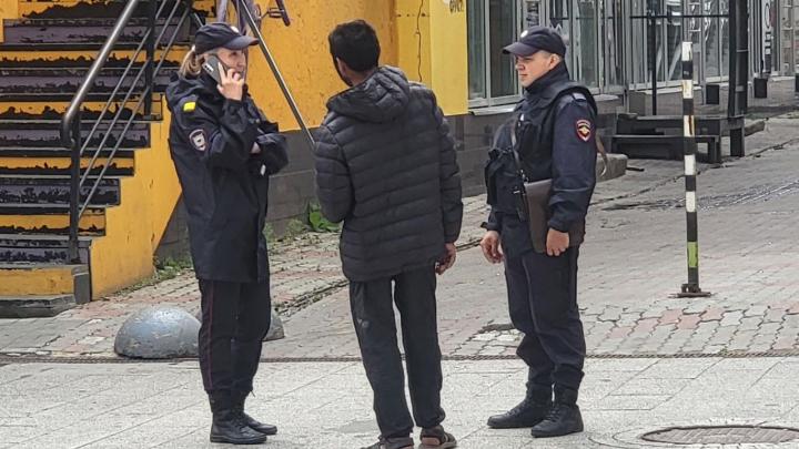 Троих граждан Туркменистана задержали в Саратовской области и выдворили из России.  На минувшей неделе трое граждан Туркменистана были выдворены за пределы России по решению суда. Об этом сообщили в управлении Федеральной службы судебных приставов по Саратовской области РФ.  Полиция задержала туркменистанцев за грубые нарушения миграционного законодательства.  Один из них въехал в Россию для учёбы, но после окончания регистрации не покинул территорию РФ и не оформил документы, дающие право на дальнейшее пребывание.  Второй был задержан в Энгельсском районе. Его разрешённый срок пребывания истёк ещё в июле 2024 года, однако он продолжал оставаться на территории России.  Третий — прибыл в РФ с деловой целью, но не встал на миграционный учёт, не подал уведомление о прибытии и не оформил патент на работу. По истечении срока разрешённого пребывания он продолжал находиться в России незаконно.  Все трое объяснили, что не покинули страну своевременно из-за отсутствия денежных средств.  Сотрудники спецотделения УФССП доставили нарушителей до международного аэропорта «Домодедово» и передали их Пограничной службе ФСБ. В паспортах иностранцев сделана отметка о выдворении, и въезд в Россию им закрыт на 5 лет.