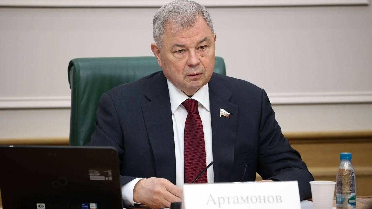 Анатолий Артамонов вновь назначен сенатором Соответствующее постановление подписал глава региона Владислав Шапша Согласно документу Анатолий Дмитриевич будет представлять интересы Калужской области в Совете Федерации на срок полномочий действующего губернатора Также на заседании президиума политсовета регионального отделения Единой России определились с кандидатурой для избрания на должность председателя Законодательного собрания Калужской области Партийцами единогласно принято решение рекомендовать на Геннадия Новосельцева А его заместителем Елену Лошакову Присоединяйтесь к Народу Обнинска