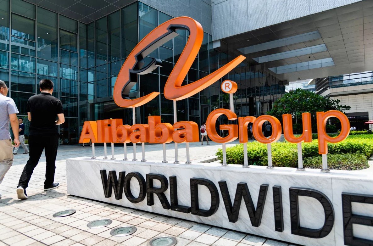 Alibaba уверена в победе Китая в торговой войне квартальная прибыль выросла на 78 Alibaba Group Holding китайский гигант в сфере электронной коммерции и облачных вычислений сообщил о росте прибыли на 78 процентов за квартал завершившийся в июне в то время как высокий спрос на ИИ привел к росту выручки облачного бизнеса на 26 процентов Чистая прибыль причитающаяся акционерам с обыкновенными акциями выросла за этот период на 78 достигнув 43 1 млрд юаней 6 млрд долларов США по сравнению с 24 3 млрд юаней годом ранее Это в первую очередь обусловлено изменением рыночной стоимости наших инвестиций в акционерный капитал и прибылью от продажи местного подразделения потребительских услуг Trendyol сообщила компания из Ханчжоу Это выше прогноза аналитиков опрошенных Bloomberg в размере 30 2 млрд юаней Общая выручка выросла на 2 достигнув 247 7 млрд юаней за три месяца закончившихся 30 июня по сравнению с консенсус прогнозом Bloomberg в 253 17 млрд юаней Это 12 й квартал подряд в котором компания демонстрирует рост в годовом исчислении Без учета выручки от продажи Sun Art и Intime выручка в сопоставимых условиях выросла бы на 10 В этом квартале наша стратегическая ориентация на потребление и ИИ облако обеспечила уверенный рост заявил Эдди У Юнмин генеральный директор Alibaba У отметил что синергия ресурсов потребительской платформы привела к новым рекордам объемов заказов и числа активных пользователей в месяц а рост бизнеса облачных вычислений он объяснил устойчивым спросом на ИИ Источник SCMP chinastocksnet Если полезно поставьте лайк BABA
