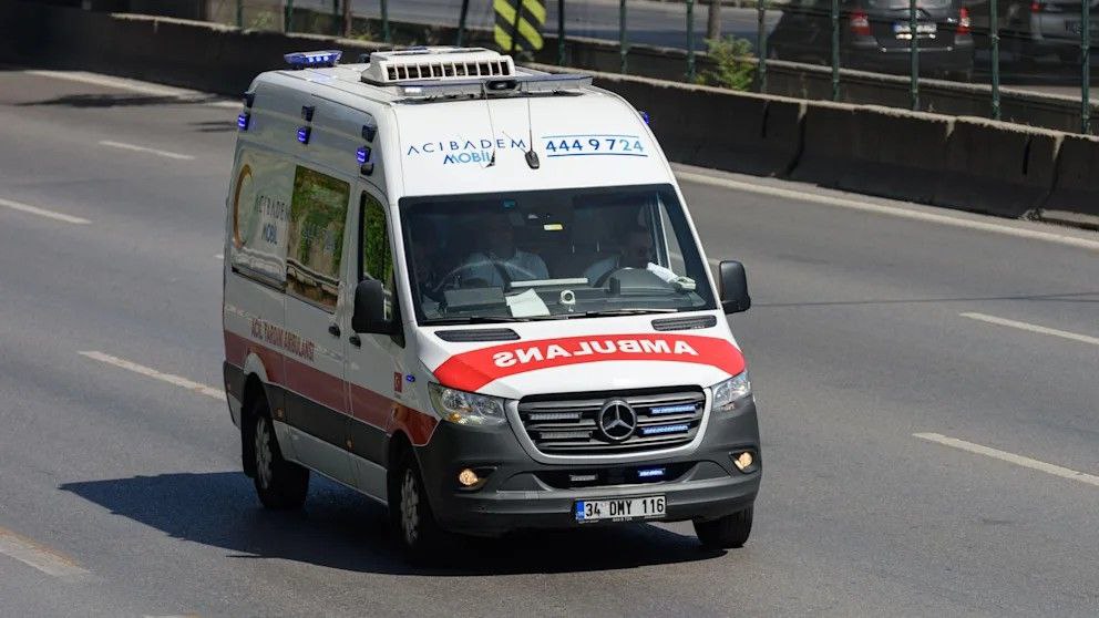 В Турции немецкая семья пострадала от пищевого отравления сначала умерли двое детей 3 и 6 лет затем их мать Отец всё ещё в больнице В Турции произошла трагедия во время отпуска одной семьи из Гамбурга двое детей 3 и 6 лет и их мать вероятно умерли от пищевого отравления Отец всё ещё находится в больнице Через три дня после прилёта в Стамбул всю семью доставили в больницу с тошнотой и рвотой по подозрению на пищевое отравление как сообщило турецкое агентство Anadolu Позже их выписали однако потом мать и трёхлетнюю дочь нашли без сознания в отеле Семью вновь доставили в клинику где оба ребёнка скончались а чуть позже и их мать Отец всё ещё находится в одной из стамбульских больниц Расследование причин смертей продолжается По сообщениям СМИ все четверо ели мидии и фаршированный картофель у уличного торговца в популярном туристическом районе Ортакёй Тошнота и сильные боли появились у них уже через несколько часов Турецкие власти обратили внимание на одну торговую точку в округе Бешикташ Заведение которое предположительно стало причиной инцидента было закрыто нашими муниципальными службами на неопределённый срок для защиты общественного здоровья и безопасности цитирует газета Cumhuriyet муниципалитет округа По данным телеканала 24 TV в связи с инцидентом в Стамбуле уже задержаны три человека BILD Russian