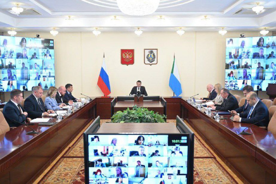 Реализацию госпрограммы «Комплексное развитие сельских территорий» обсудили в правительстве края Хабаровский край значительно нарастил объемы федеральных средств и вошёл в тройку лидеров ДФО по этой программе. Одно из основных направлений – благоустройство сельских территорий. Из федерального бюджета бюджета привлечено более 66 млн рублей, благодаря чему будет реализован 61 проект. Четыре семьи получили выплату на жильё, продолжается строительство домов для сельских жителей. В этом году впервые привлекли финансирование на реконструкцию дороги. По направлению «Современный облик сельских территорий» ремонтируются крупные объекты социальной и инженерной инфраструктуры. Губернатор подчеркнул, что необходимо активнее работать с бизнесом для софинансирования проектов и поднял вопрос о подготовке кадров для сельской местности. Хабаровский край участвует в нацпроекте «Кадры в АПК». В этом году регион получил финансирование на создание агроклассов. Также глава региона поручил правительству края выработать механизмы сокращения оттока сельского населения.