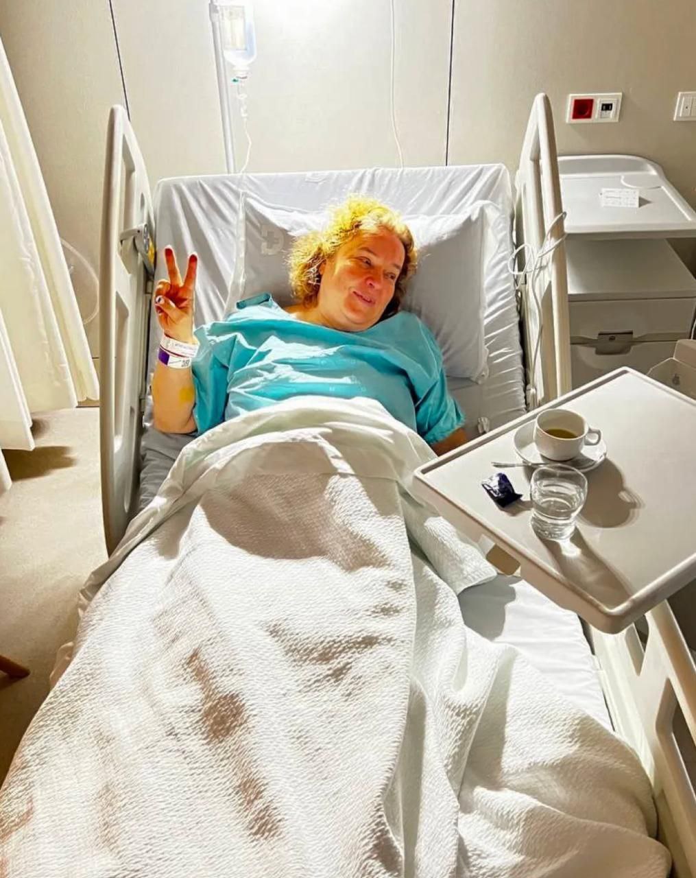 У Тамары Эйдельман диагностировали онкологическое заболевание Публицистска Тамара Эйдельман рассказала на своём сайте что у неё диагностировали онкологическое заболевание По её словам больше года назад во ходе медобследования в Португалии у неё обнаружили полипы Эйдельман записалась к гинекологу который сообщил о необходимости хирургического вмешательства В сентябре 2025 года она перенесла операцию Повторные анализы выявили у Эйдельман аденокарциному матки из за чего потребовалось новое хирургическое вмешательство После операции по удалению матки здоровье Эйдельман не улучшилось выяснилось что метастазы добрались до одного из лимфоузлов Теперь ей предстоит пройти химиотерапию Как всё это будет проходить и сколько длиться пока не знаю но буду держать своих читателей в курсе написала Эйдельман Тамара Эйдельман российская публицистка преподавательница истории и популяризаторка науки В 2003 году Эйдельман получила звание Заслуженной учительницы Российской Федерации С 2022 года она проживает за пределами России где Эйдельман преследуют за якобы реабилитацию нацизма ст 354 1 УК Ранее об обнаружении у себя онкологического заболевания сообщила также бывшая новосибирская депутатка Хельга Пирогова Фото Тамара Эйдельман Подписаться Связаться Поддержать Patreon Boosty