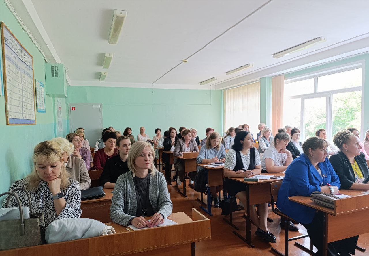 Школьным учителям наставникам хотят платить больше за помощь молодым коллегам Предлагается доплачивать наставникам не менее 50 их зарплаты Соответствующий законопроект планируется внести в Госдуму