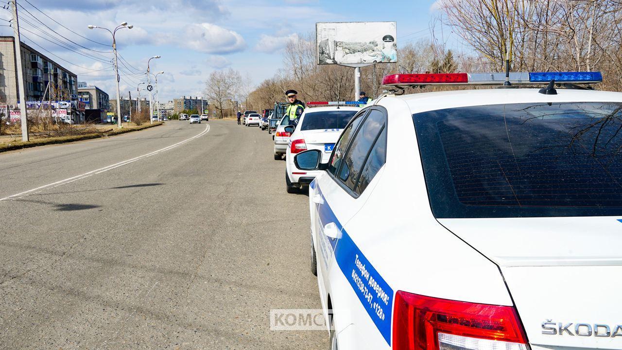 Пьяный водитель хотел дать взятку инспекторам — и получил условный срок  Автомобилиста, который настойчиво предлагал взятку сотрудникам ГАИ, осудили в Комсомольске. Воктябре прошлого мужчину 1989 г.р. остановили на его Хонде Фит на «шестом участке». Инспекторы обратили внимание на его состояние, на трезвого водитель не был похож. Желая избежать привлечения к административной ответственности, мужчина предложил полицейским взятку. Правоохранители отказались и доложили о случившемся руководству.  В дальнейшем горе-водителю было предъявлено обвинение в приготовлении к даче взятки. Судом ему назначено наказание в виде лишения свободы сроком на 2 года условно со штрафом в размере 60 тысяч рублей. Ну и за пьяное вождение он лишён прав на полтора года.