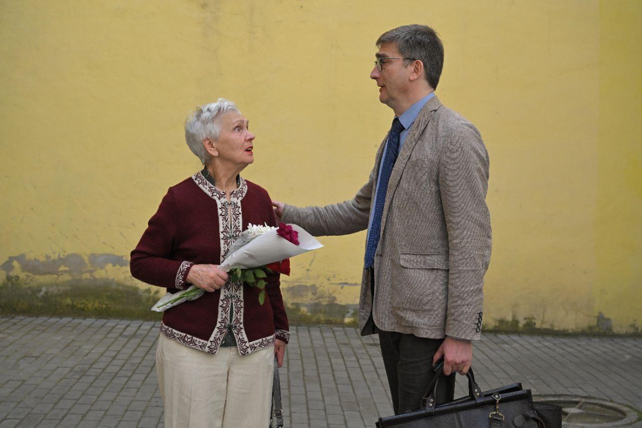 84-летнюю блокадницу Людмилу Васильеву суд оштрафовал на 10 000 рублей по статье о «дискредитации армии» за одиночный пикет Куйбышевский райсуд Петербурга, рассматривающий дело о «дискредитации армии» в отношении 84-летней блокадницы Людмилы Васильевой, пропустил в зал заседания лишь двух человек из более чем 60 пришедших зрителей, хотя заседание было открытым. Пришедшие поддержать блокадницу и журналисты ждут в коридоре и на лестнице, а также у входа в здание суда. Решение суда: штраф 10 тысяч рублей, сообщили корреспонденты «Новой» из суда. Интересы Васильевой представлял адвокат Андрей Чертков. 24 февраля 2025 года Людмила Васильева вышла с одиночным пикетом к Гостиному двору, снова заявив о своей антивоенной позиции. На нее составили административный протокол. Людмила Васильева — известный активист, ребенок блокадного Ленинграда, она пыталась выдвинуться на выборы губернатора Петербурга в 2024-м году как единственный антивоенный кандидат, но не смогла набрать нужное количество подписей. Еще с 2022-м года Васильеву неоднократно задерживали на пикетах и пацифистских акциях. Фотографии: Андрей Бок, Алексей Душутин / «Новая газета»